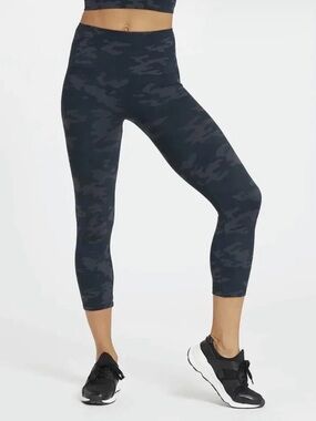 SPANX Look at Me Now Cropped Black Camo Seemless Leggings. Size XS. UEC.